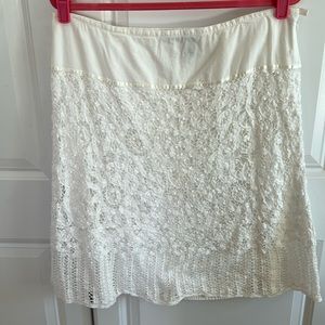 Size 16 white laced skirt, full yet more a frame and fully lined. Cool, like new